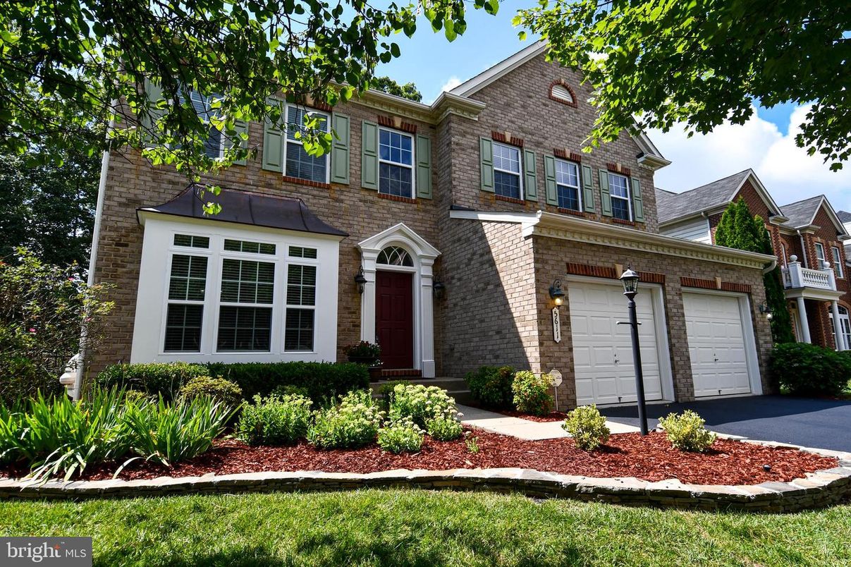 Attached, Exterior, Facade, Brick Facade, Georgian