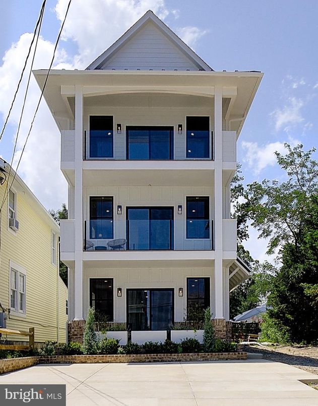 Exterior, Facade, Queen Anne Victorian