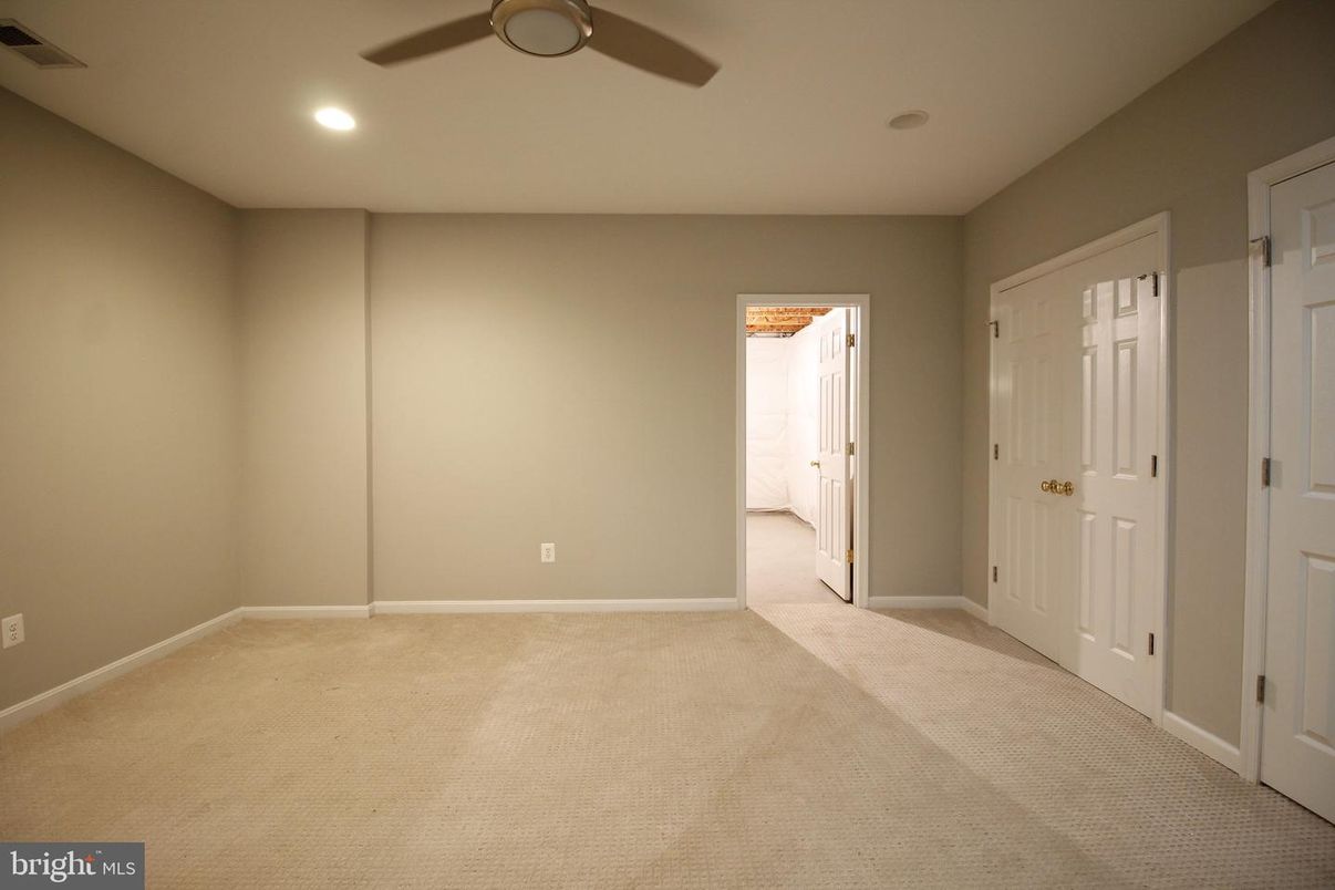 Empty room, Interior, Recessed Lighting