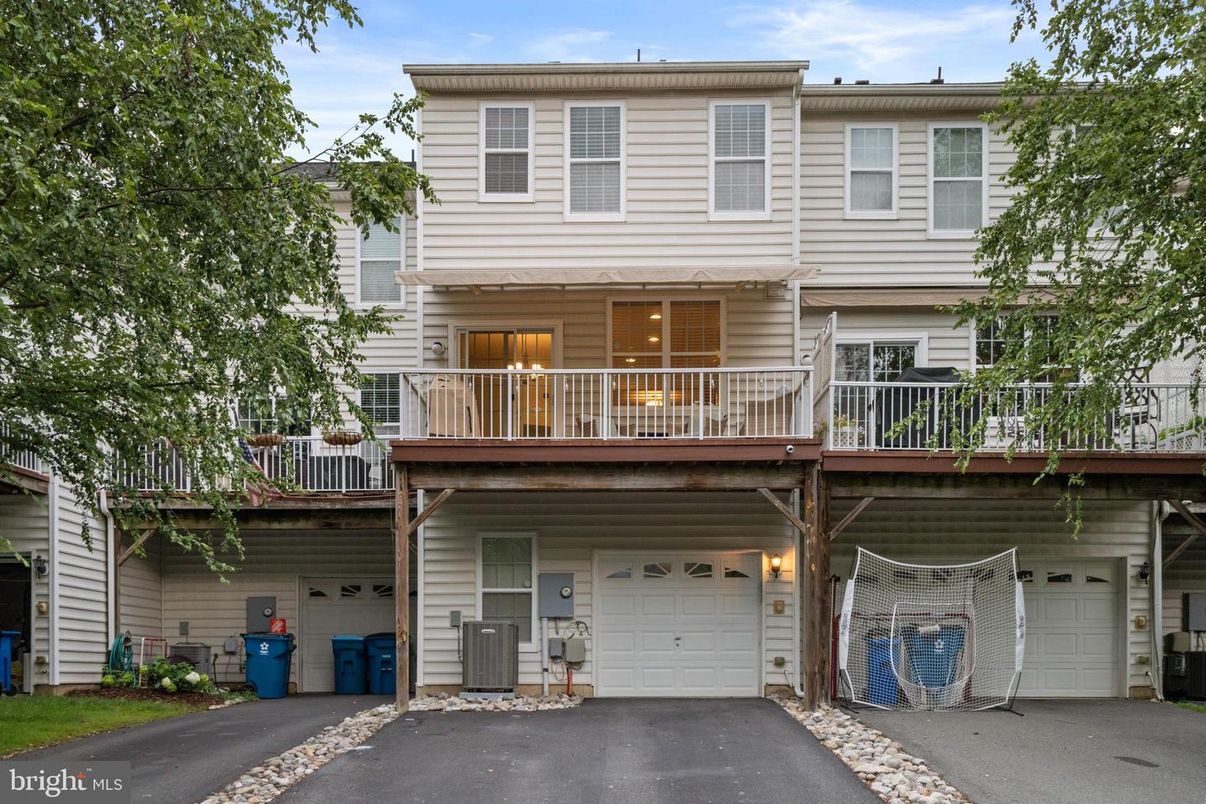 Attached, Exterior, Facade, Rowhouse