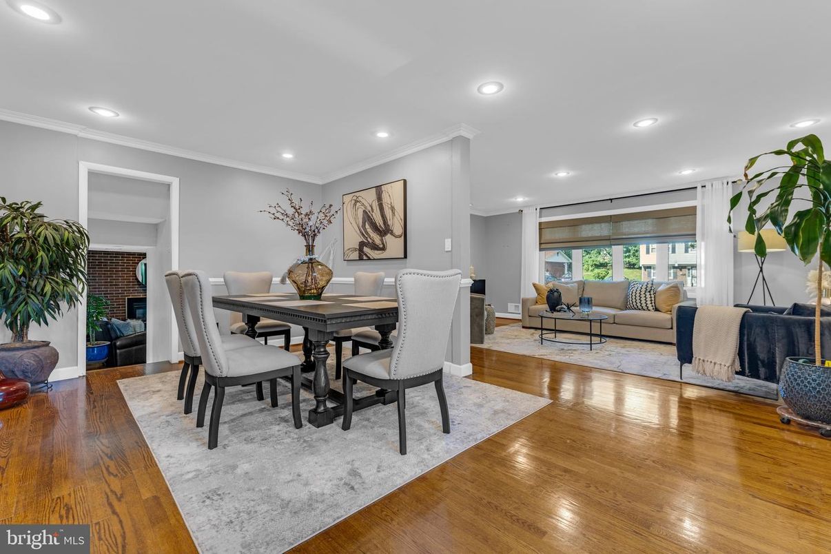 Dining room, Interior, Living room, Recessed Lighting, Wood Texture Flooring