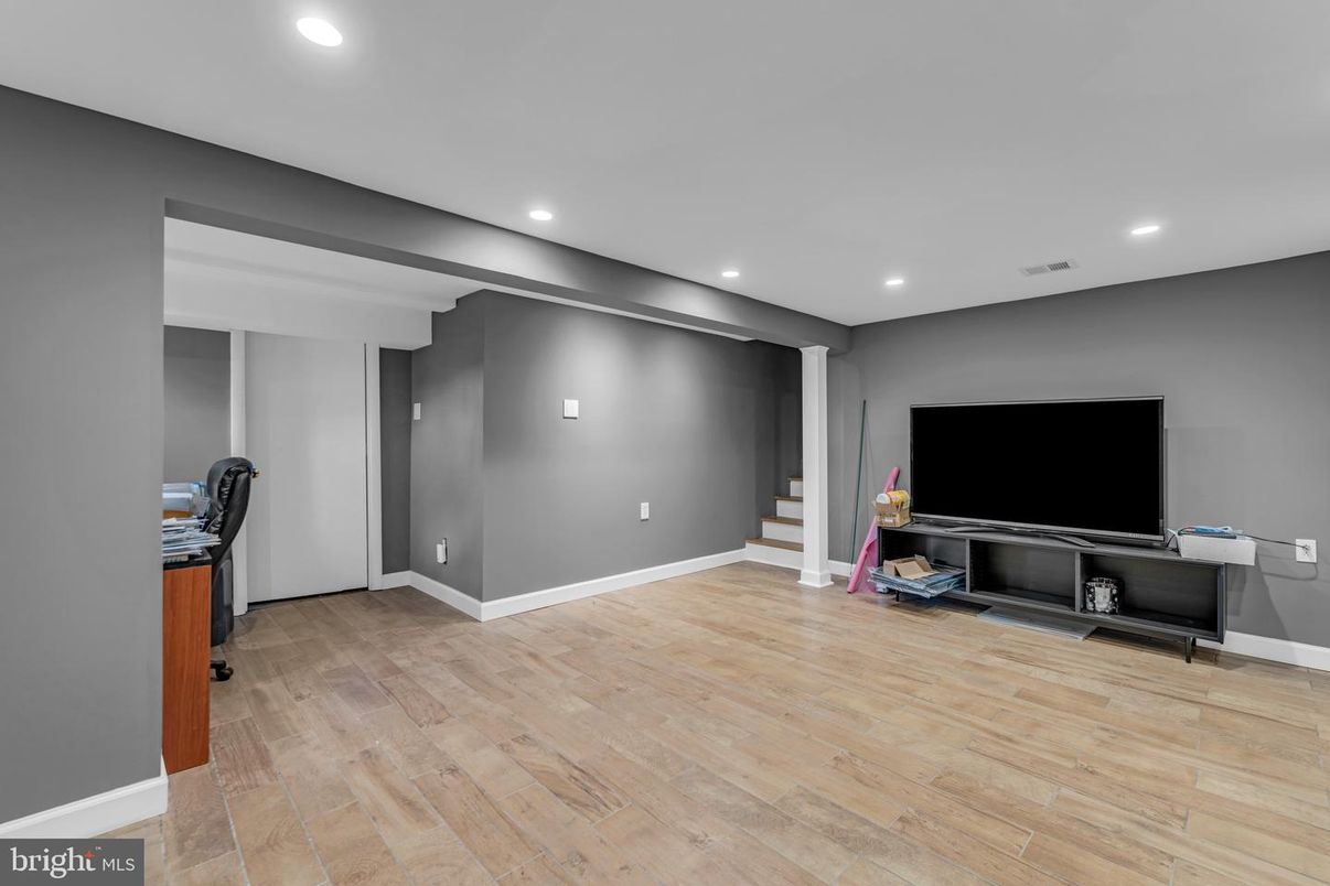 Interior, Recessed Lighting, Wood Texture Flooring