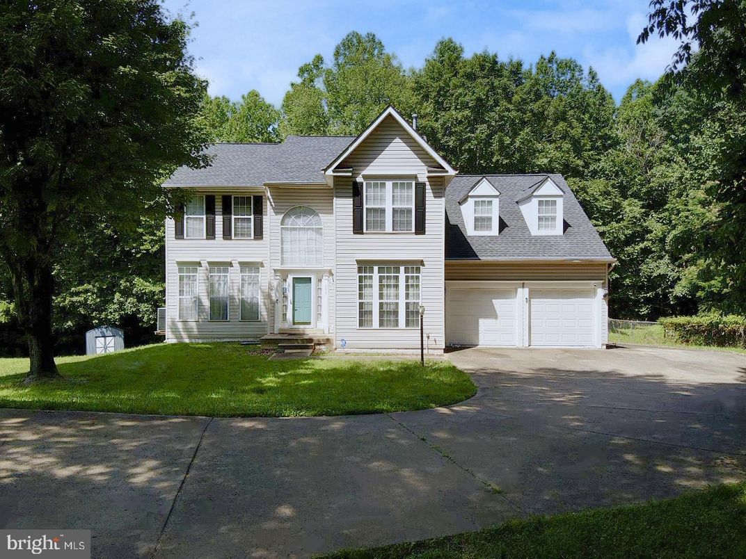 Attached, Exterior, Facade, Farmhouse
