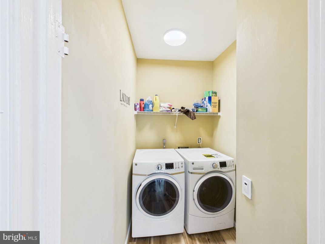 Interior, Recessed Lighting, Washer, Wood Texture Flooring