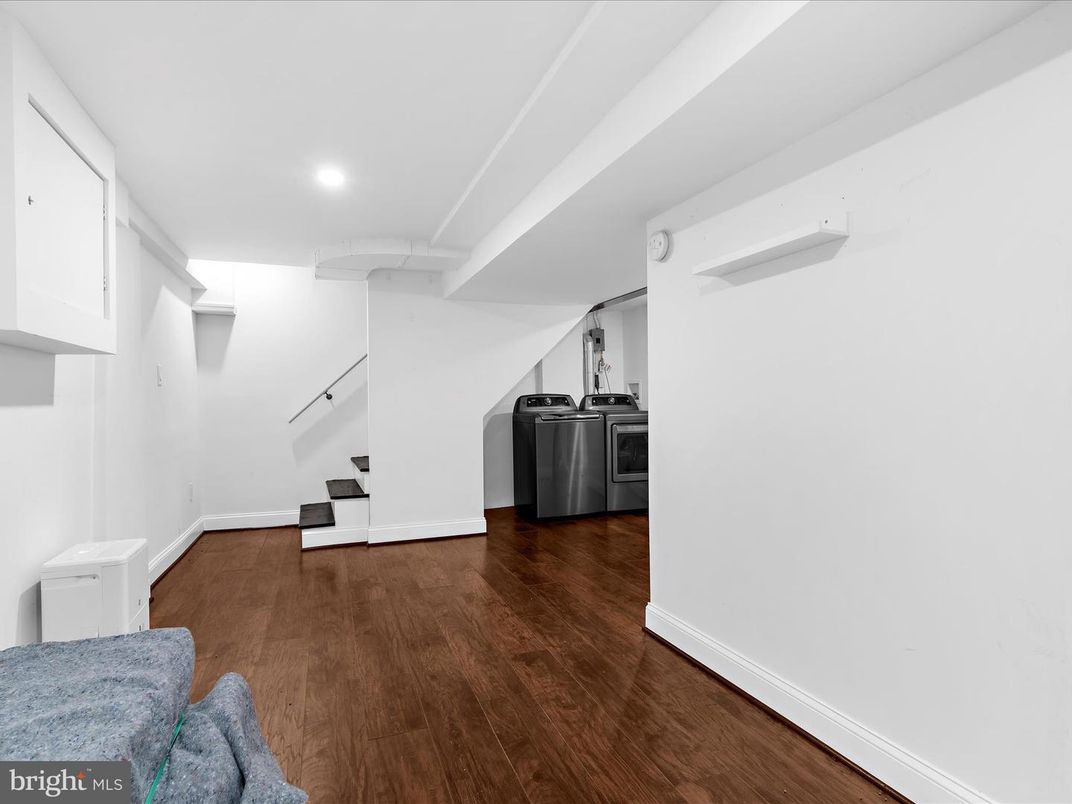 Interior, Recessed Lighting, Washer, Wood Texture Flooring