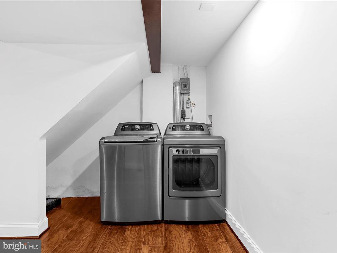 Interior, Washer, Wood Texture Flooring