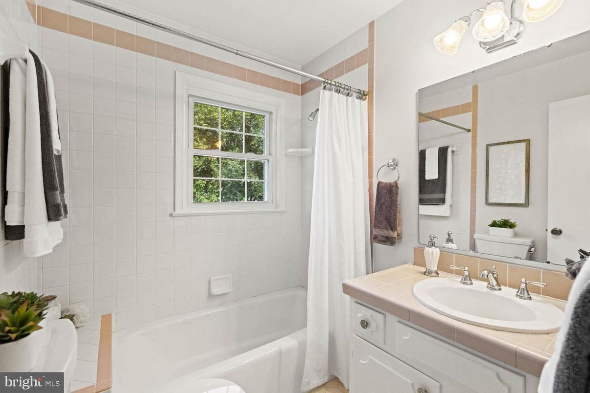 Bathroom, Interior, Tile Countertops