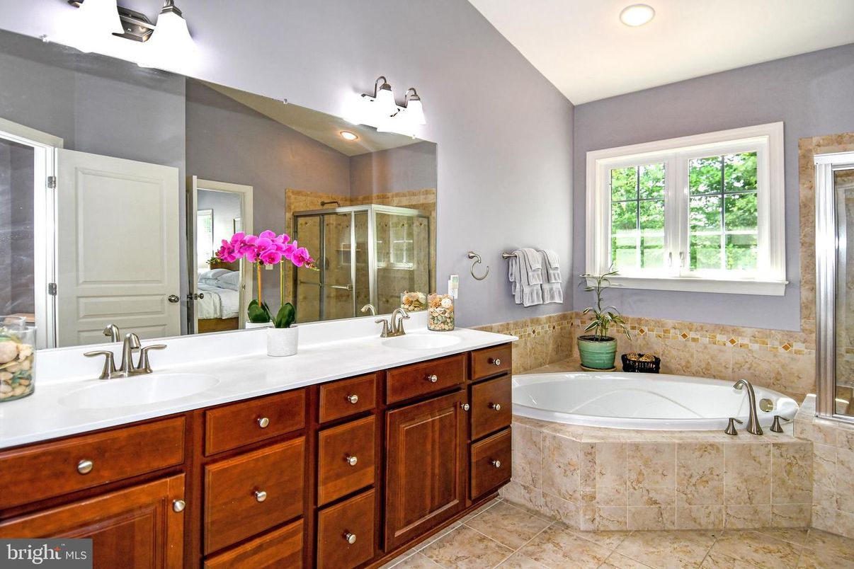 Bathroom, Dual Sink Vanities, Interior, Recessed Lighting