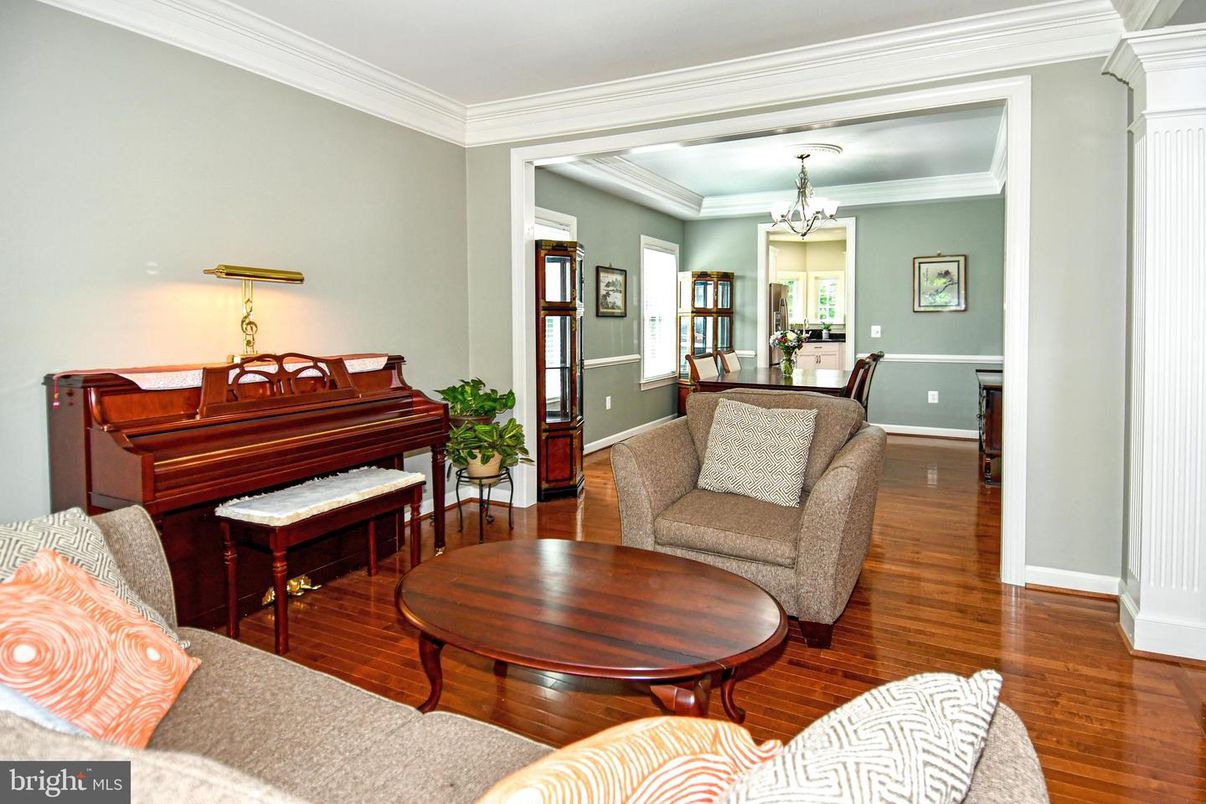 Chandelier, Dining room, Interior, Living room, Piano, Wood Texture Flooring