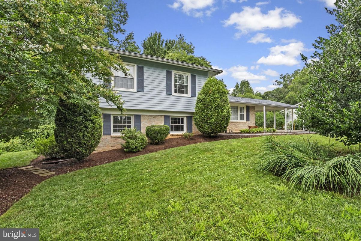 Backyard, Exterior, Facade, Split Level
