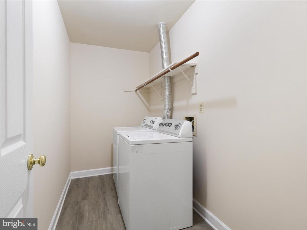 Interior, Washer, Wood Texture Flooring