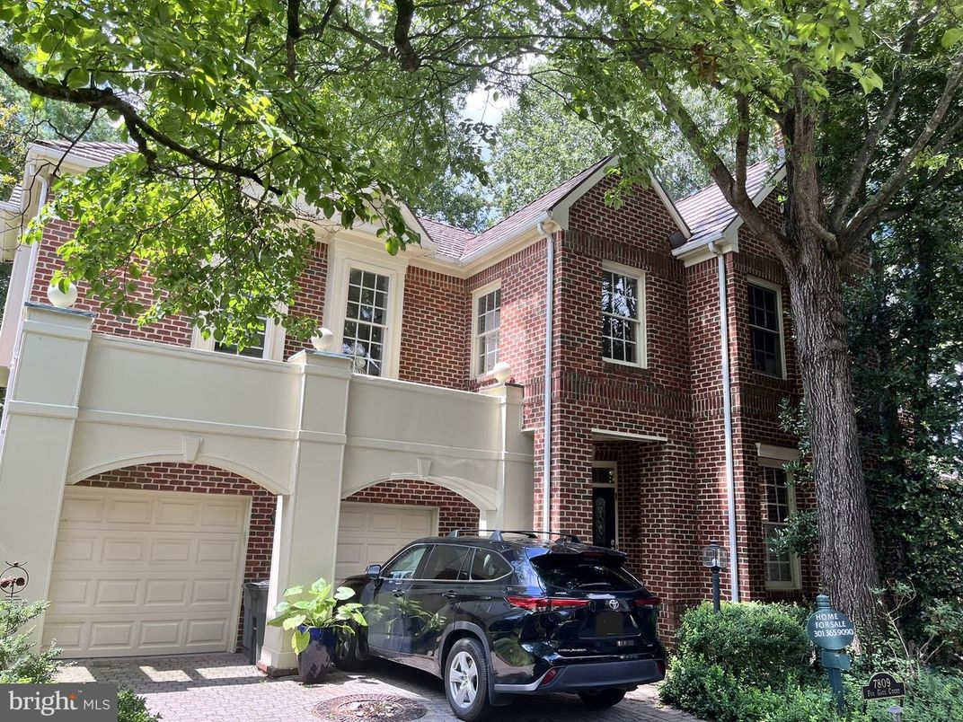 Attached, Exterior, Facade, Brick Facade, Rowhouse