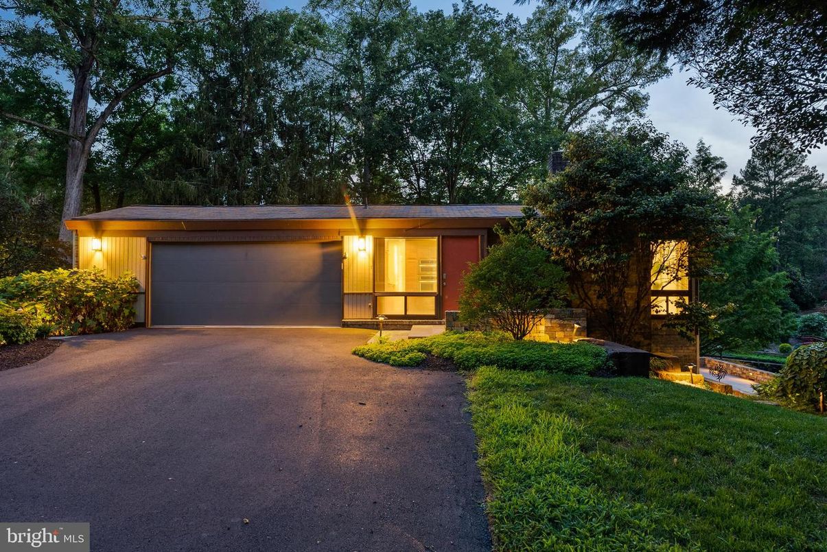 Attached, Exterior, Facade, Ranch
