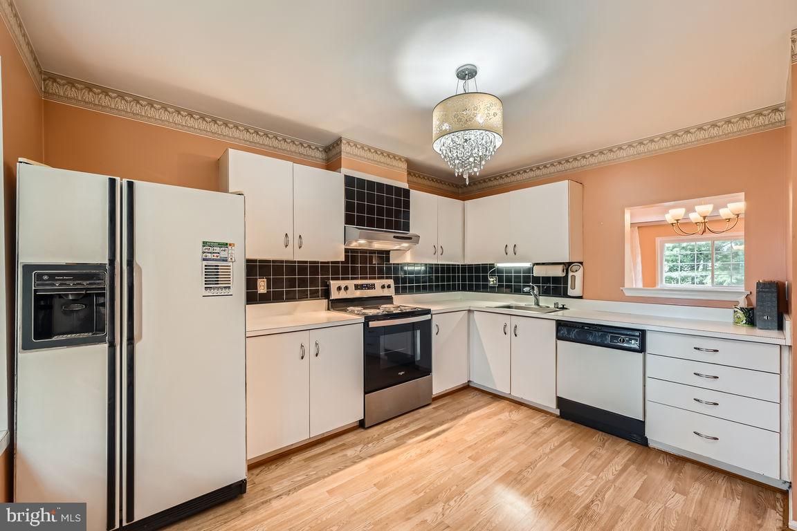 Chandelier, Interior, Kitchen, Wood Texture Flooring