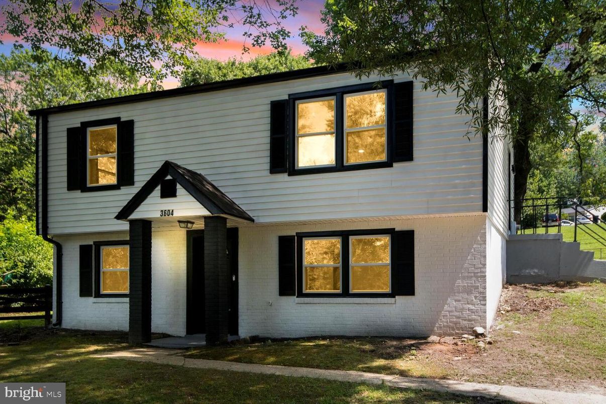 Exterior, Facade, Raised Ranch
