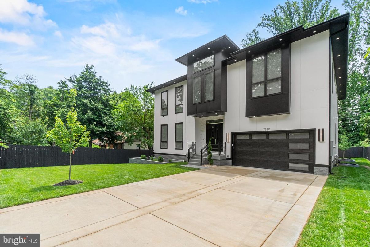 Attached, Backyard, Exterior, Facade, Modern