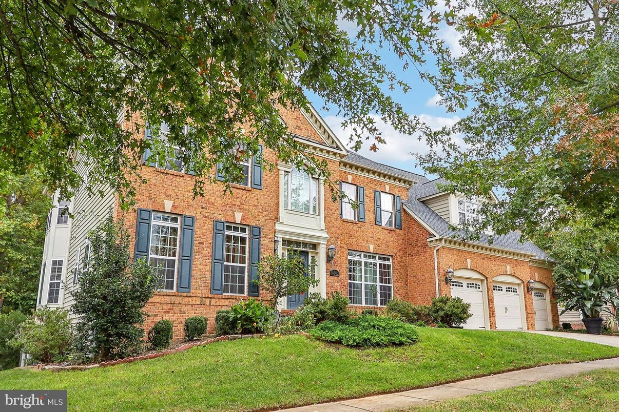 Attached, Exterior, Facade, Brick Facade, Georgian