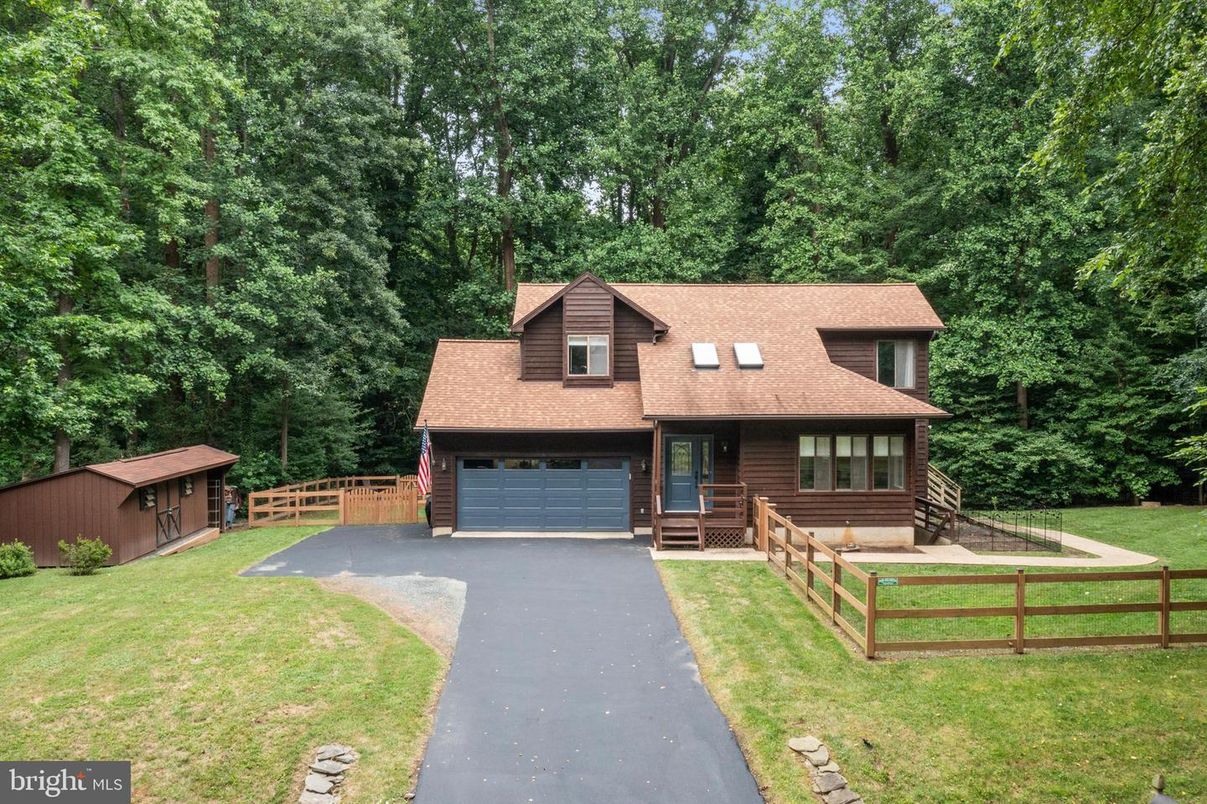 Attached, Exterior, Facade, Log Home