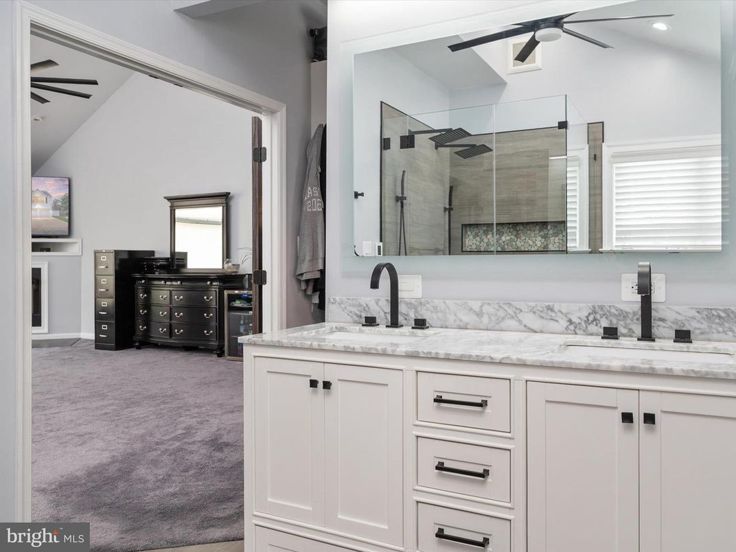 Bathroom, Dual Sink Vanities, Interior, Recessed Lighting