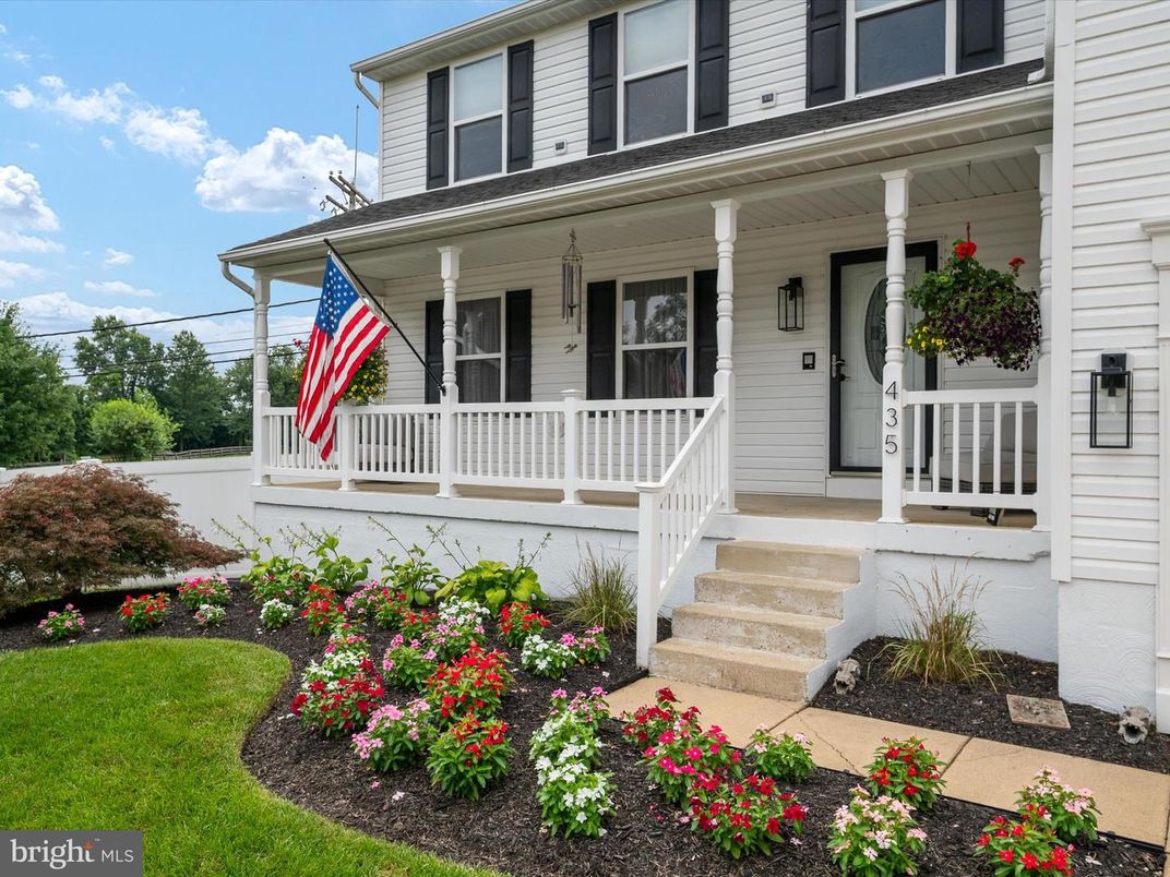 Exterior, Facade, American Foursquare
