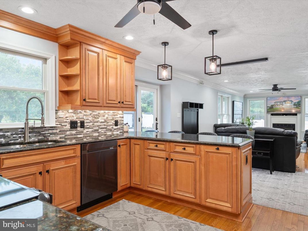 Interior, Kitchen, Living room, Pendant Lights, Recessed Lighting, Wood Texture Flooring
