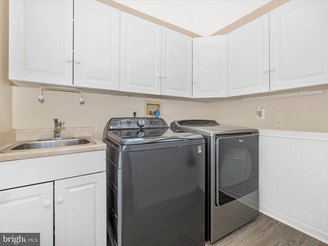 Interior, Washer, Wood Texture Flooring