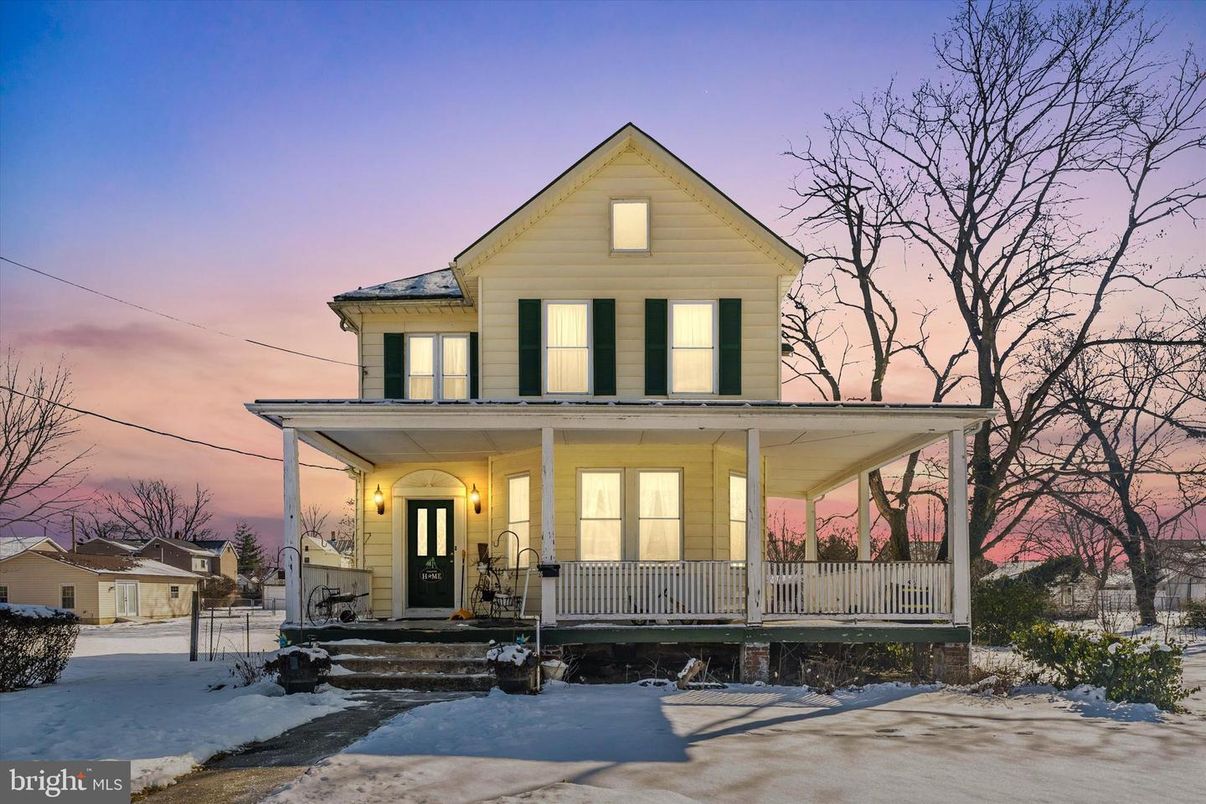 Exterior, Facade, Queen Anne Victorian