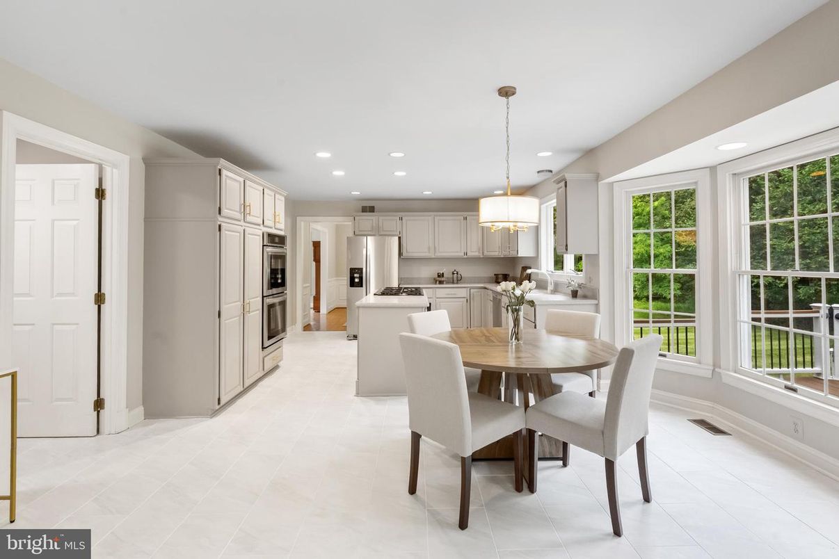 Chandelier, Dining room, Interior, Kitchen, Pendant Lights, Recessed Lighting, Stainless Steel Appliances