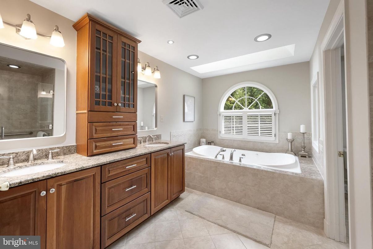 Bathroom, Dual Sink Vanities, Interior, Recessed Lighting