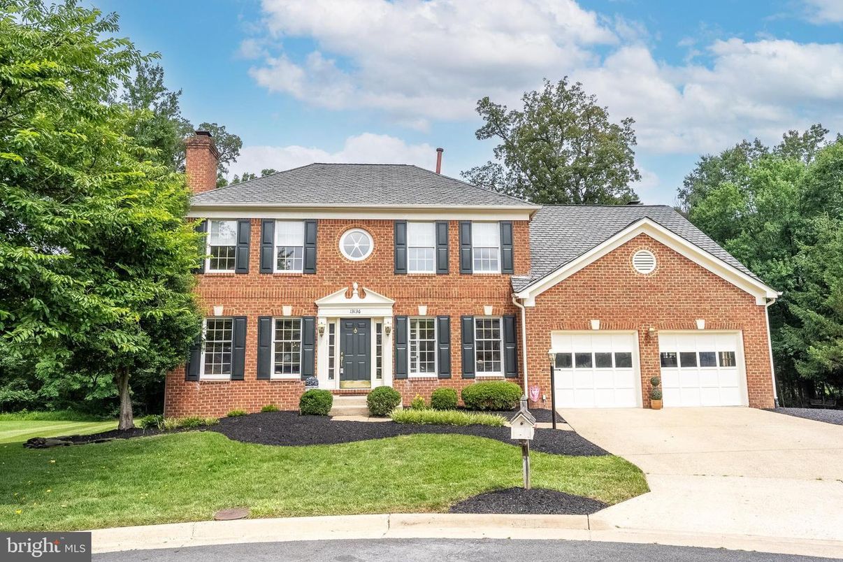 Attached, Exterior, Facade, Brick Facade, Georgian