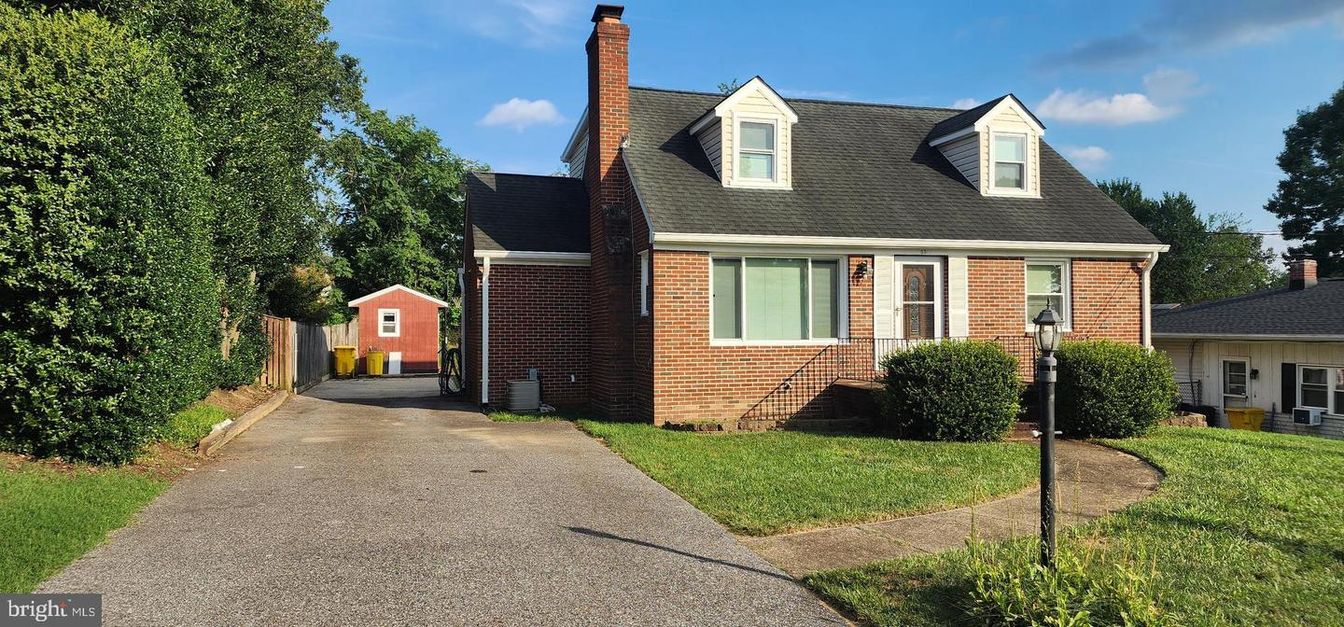 Exterior, Facade, Brick Facade, Cape Cod