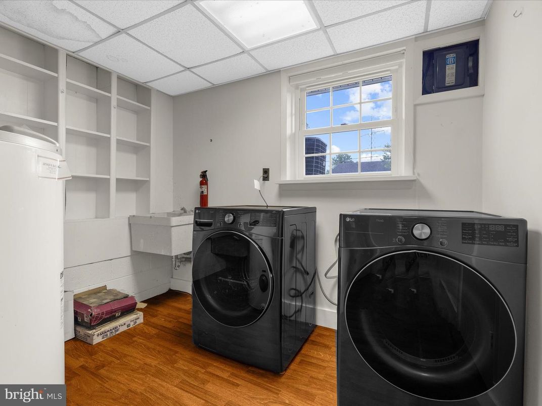 Interior, Washer, Wood Texture Flooring