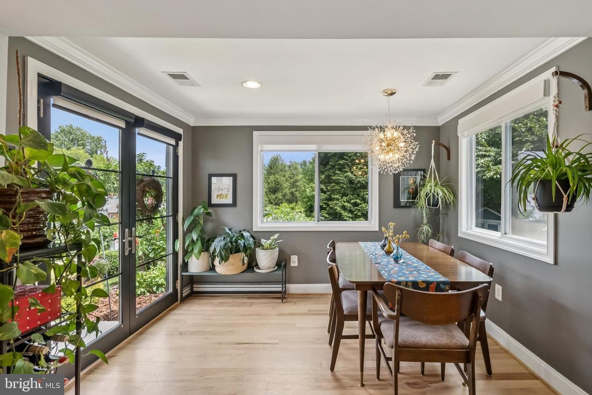 Chandelier, Dining room, Interior, Recessed Lighting, Wood Texture Flooring