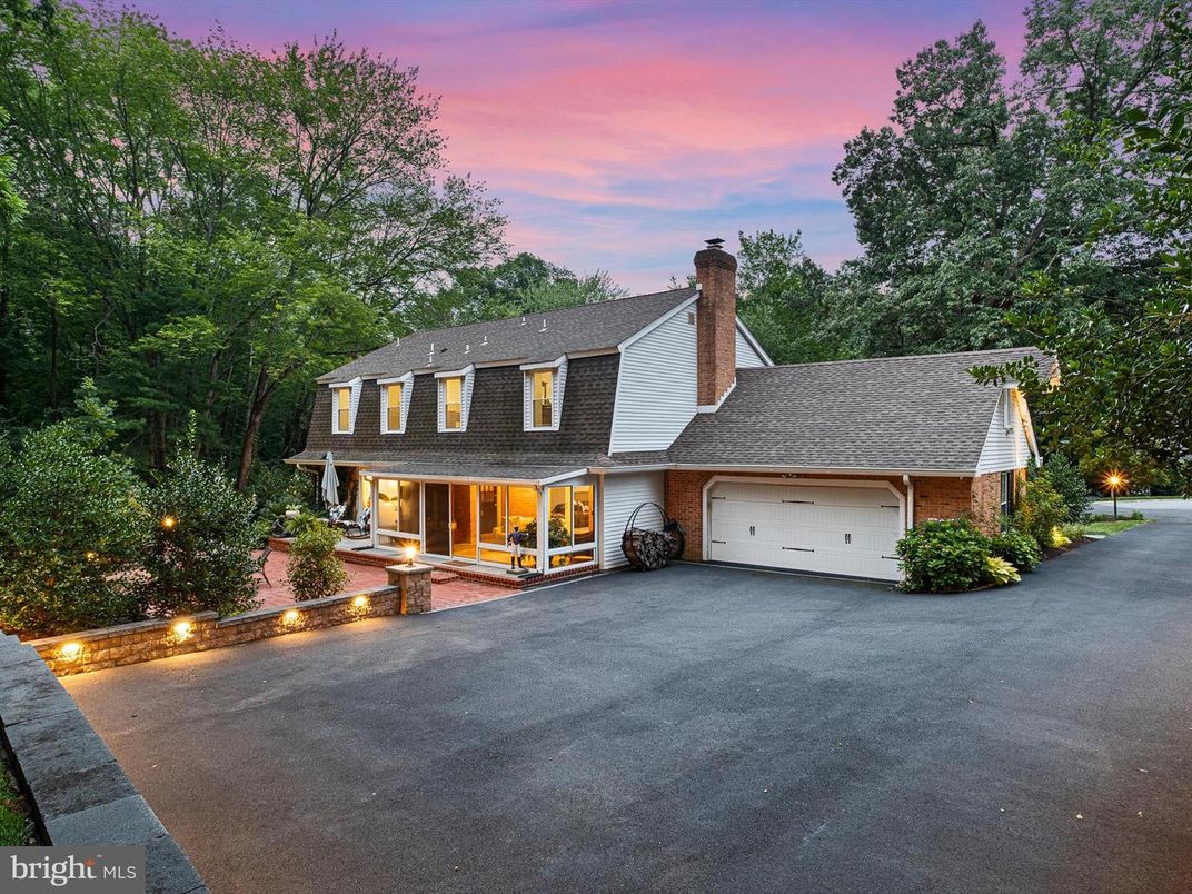 Attached, Exterior, Facade, Cape Cod