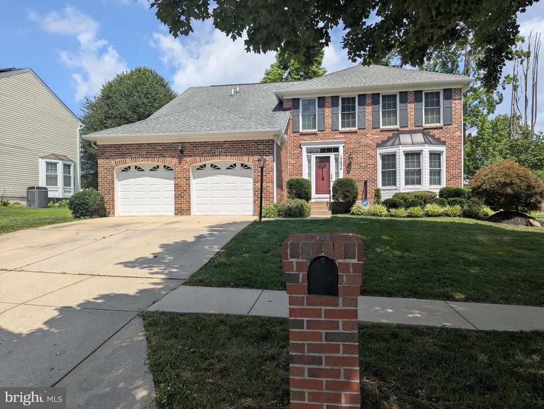 Attached, Exterior, Facade, Brick Facade, Georgian
