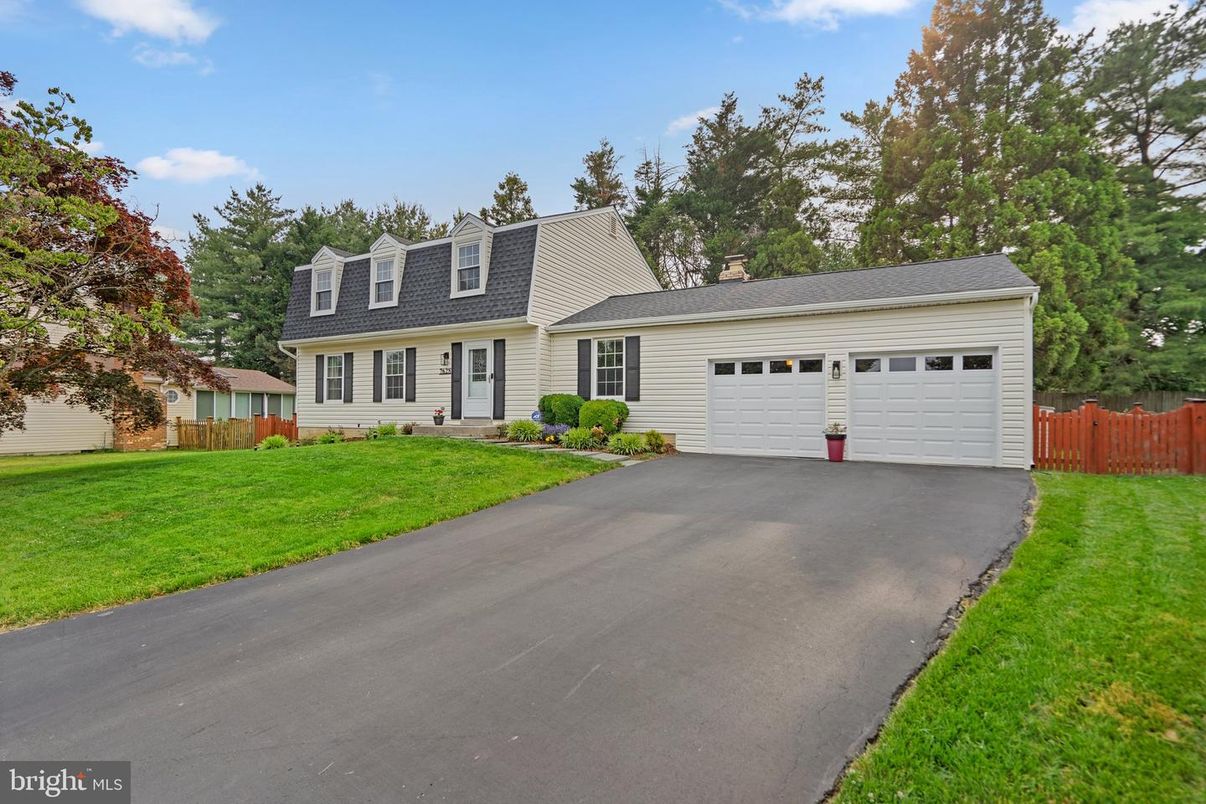 Attached, Exterior, Facade, Cape Cod
