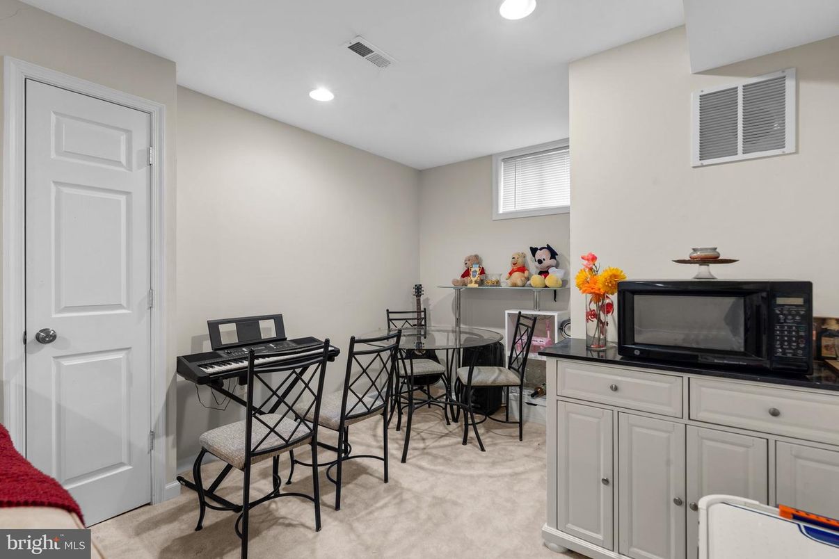 Dining room, Interior, Recessed Lighting