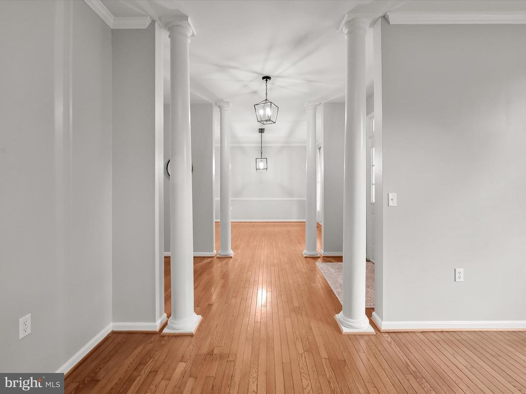 Interior, Pendant Lights, Wood Texture Flooring