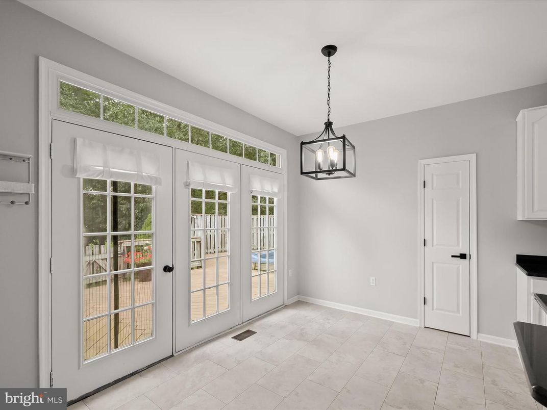 Empty room, Interior, Pendant Lights