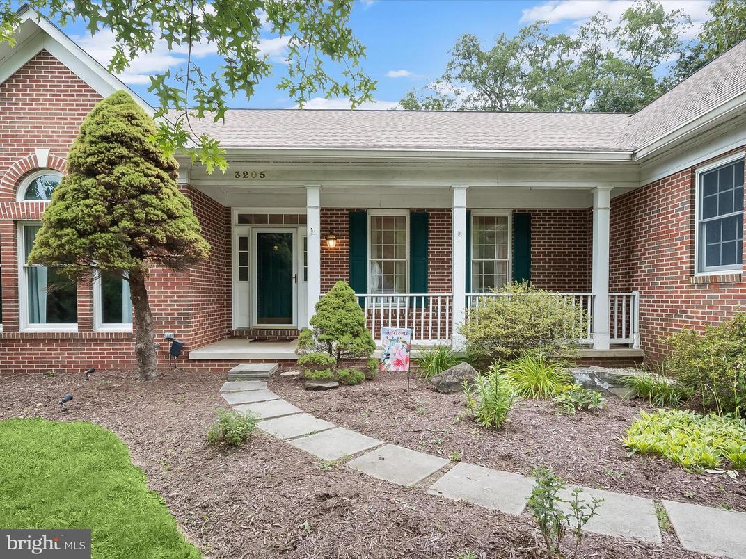 Exterior, Facade, Brick Facade, Cape Cod