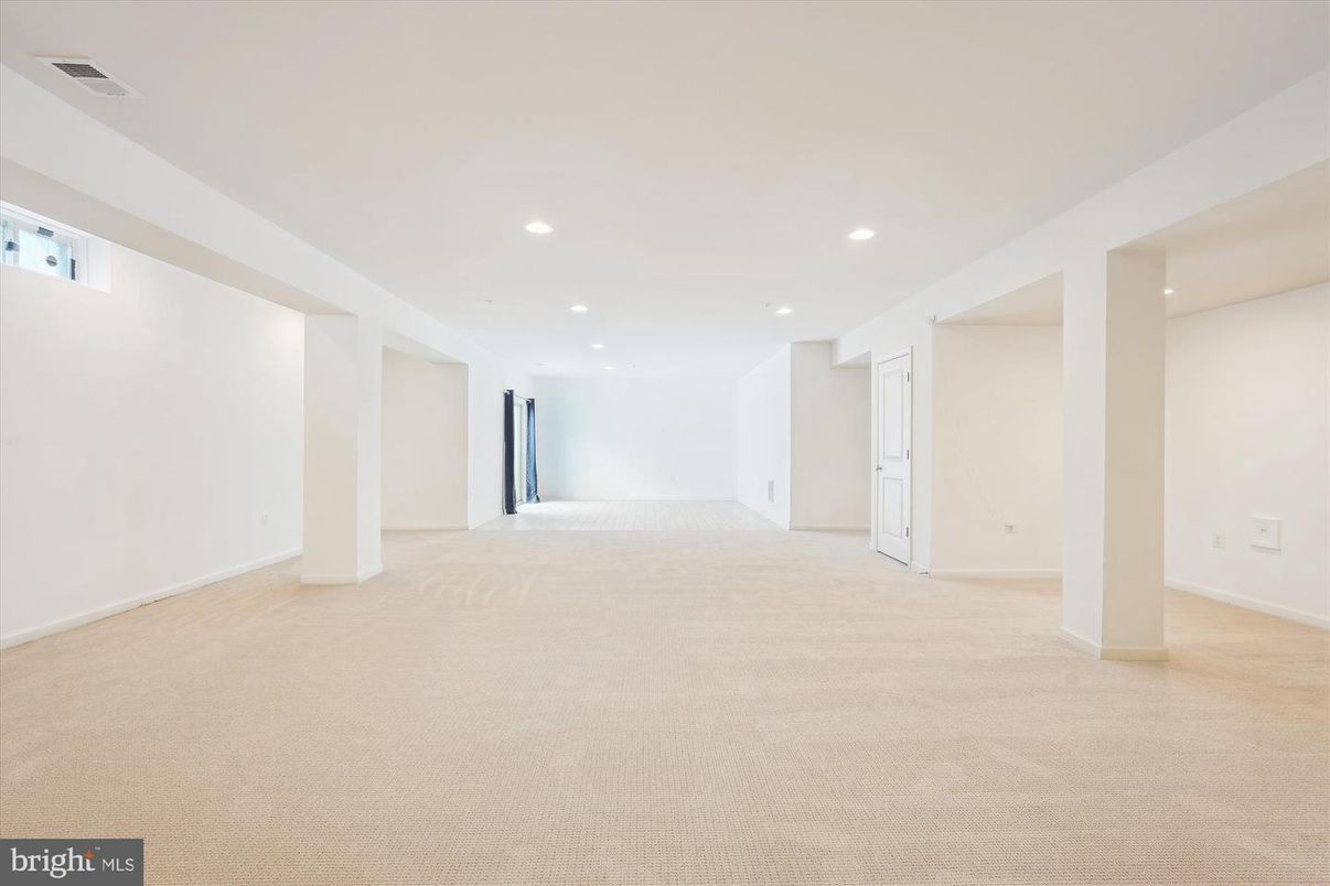 Empty room, Interior, Recessed Lighting