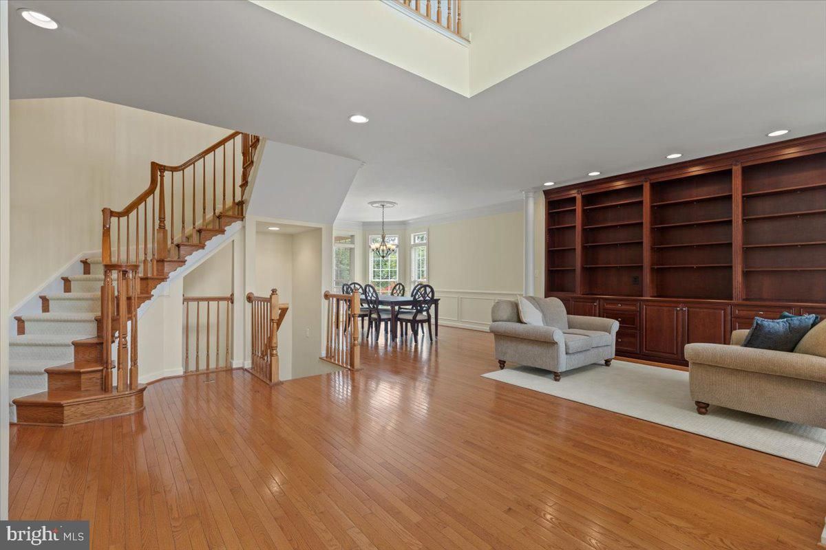 Chandelier, Dining room, Interior, Recessed Lighting, Wood Texture Flooring