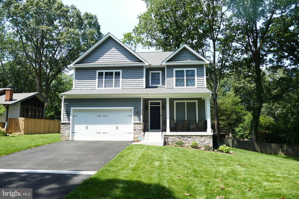 Attached, Exterior, Facade, Farmhouse