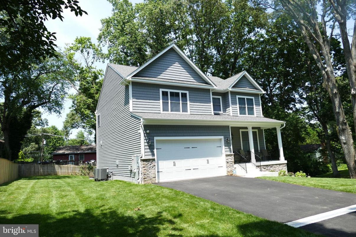 Attached, Exterior, Facade, Farmhouse