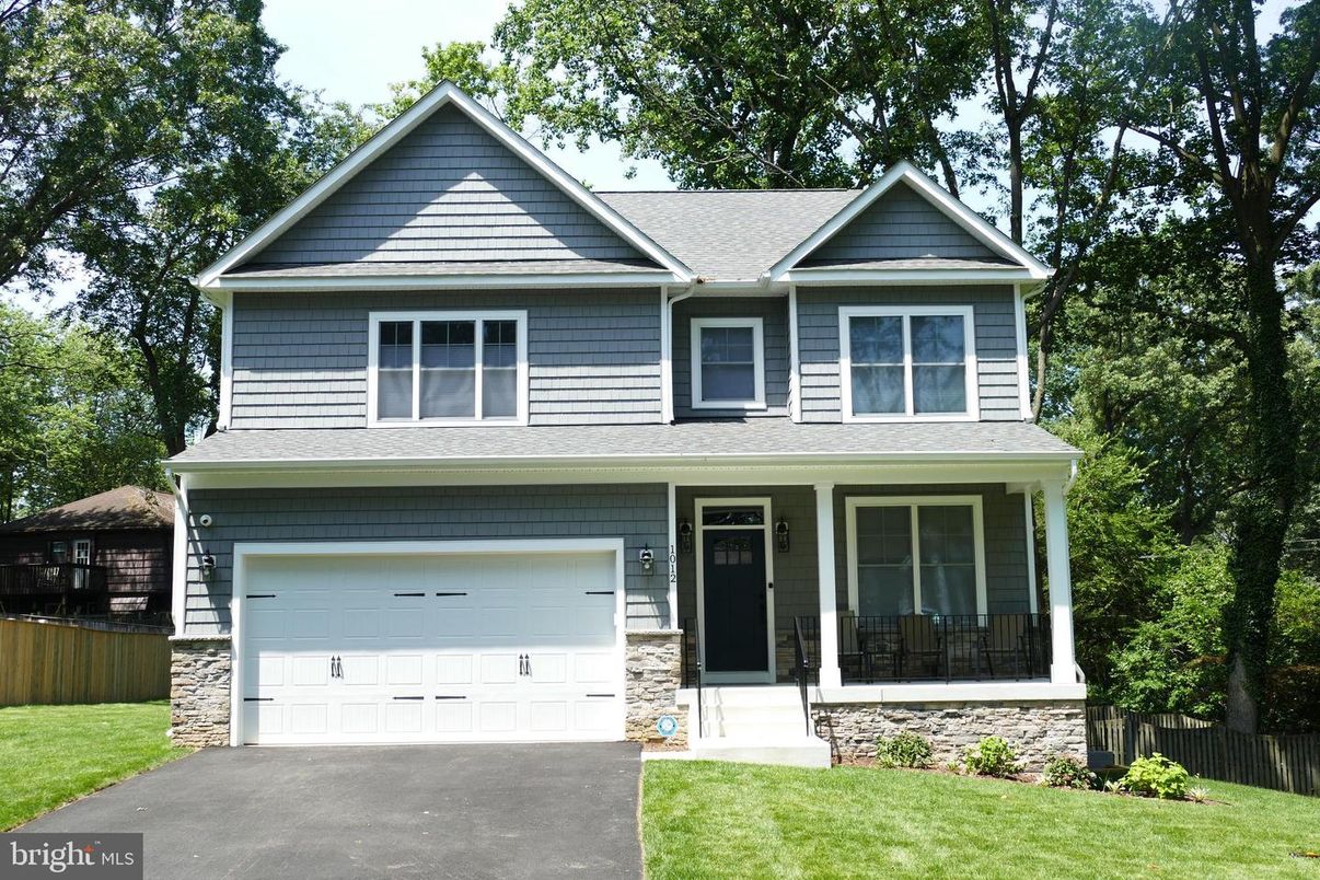 Attached, Exterior, Facade, American Craftsman
