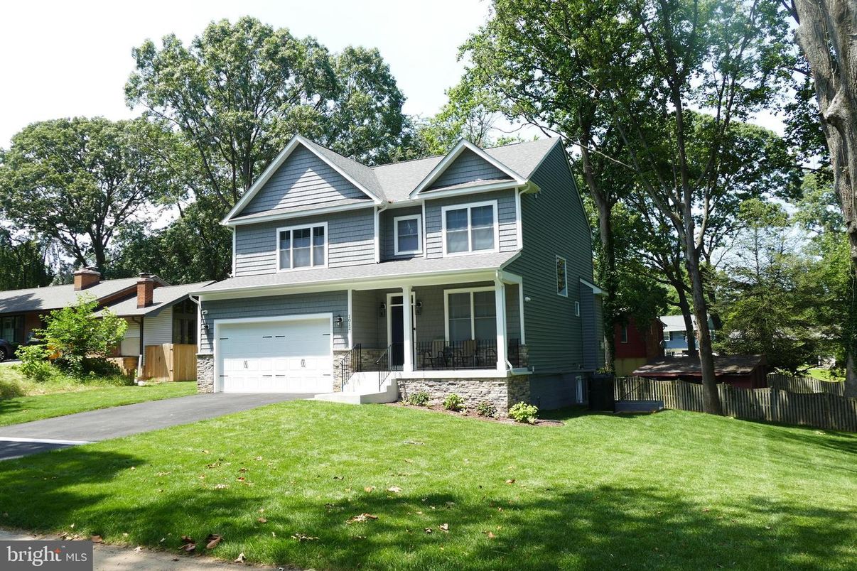 Attached, Exterior, Facade, Queen Anne Victorian