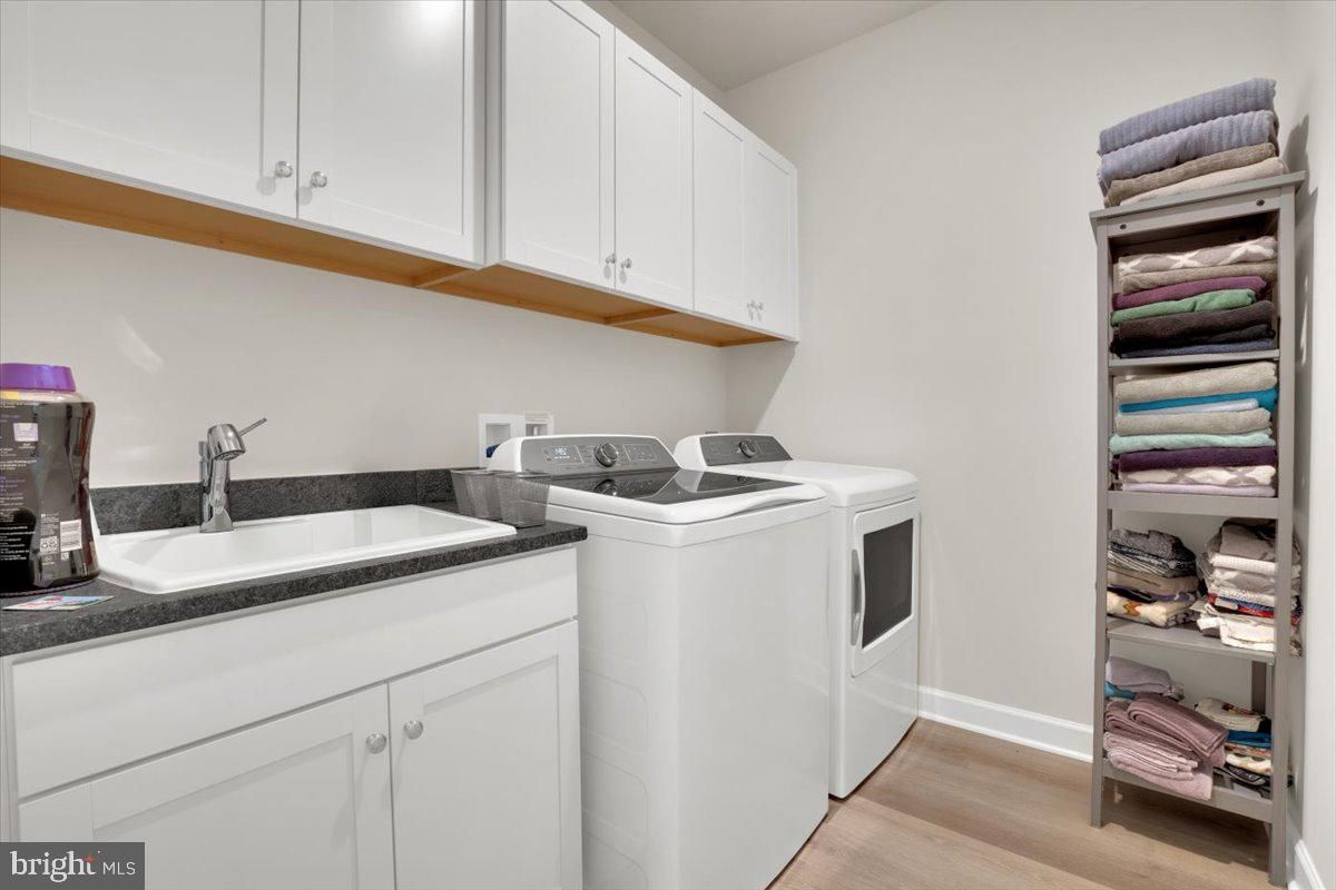 Interior, Washer, Wood Texture Flooring
