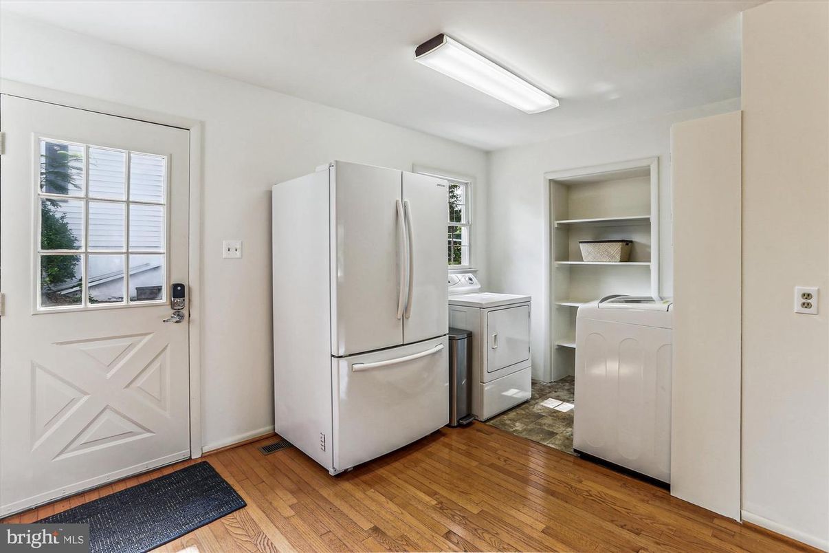 Interior, Washer, Wood Texture Flooring