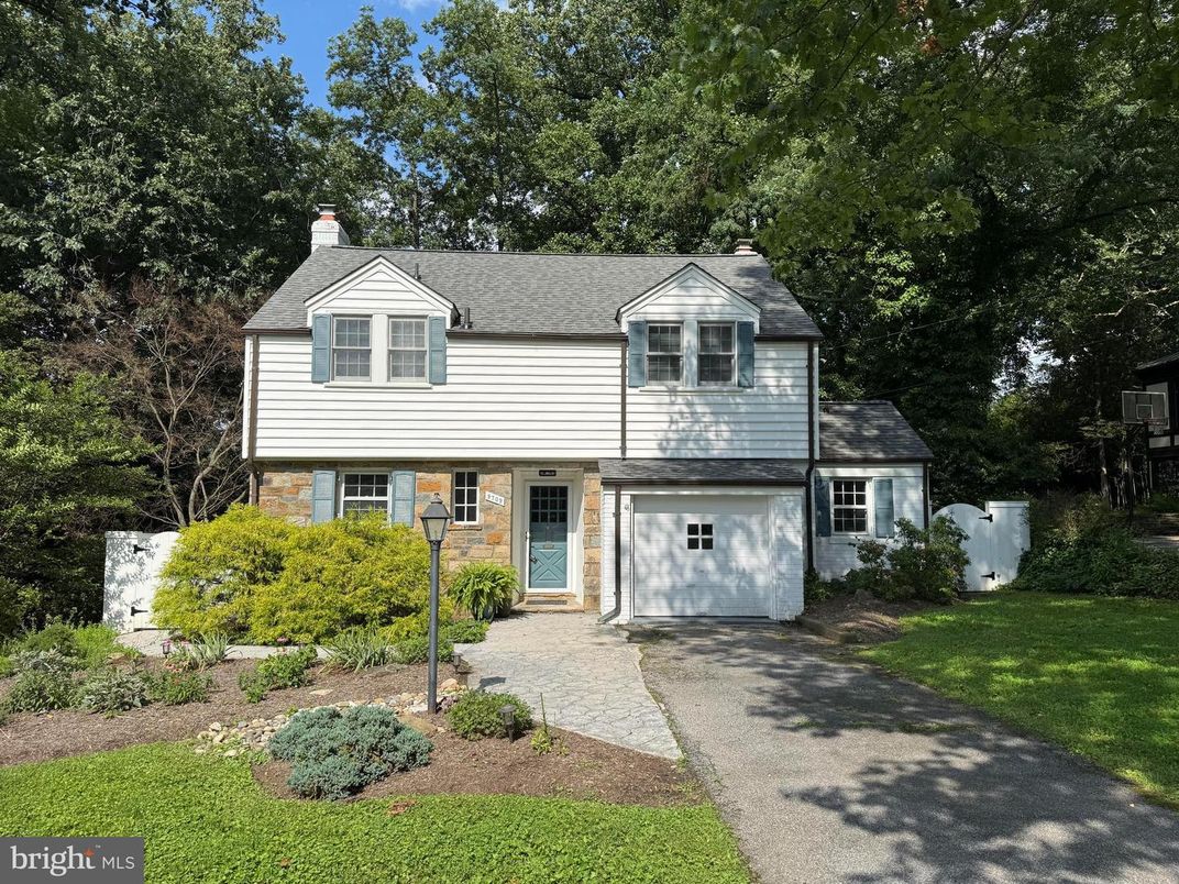 Attached, Exterior, Facade, Split Level
