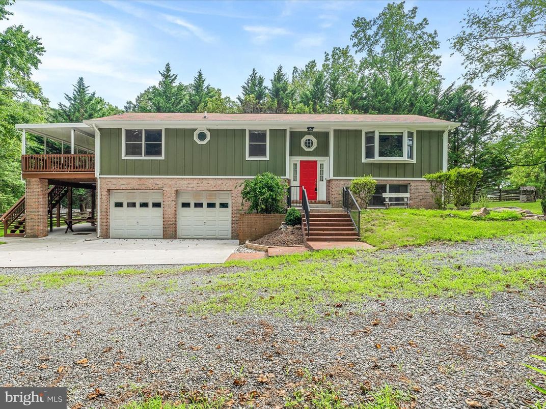 Attached, Exterior, Facade, Raised Ranch